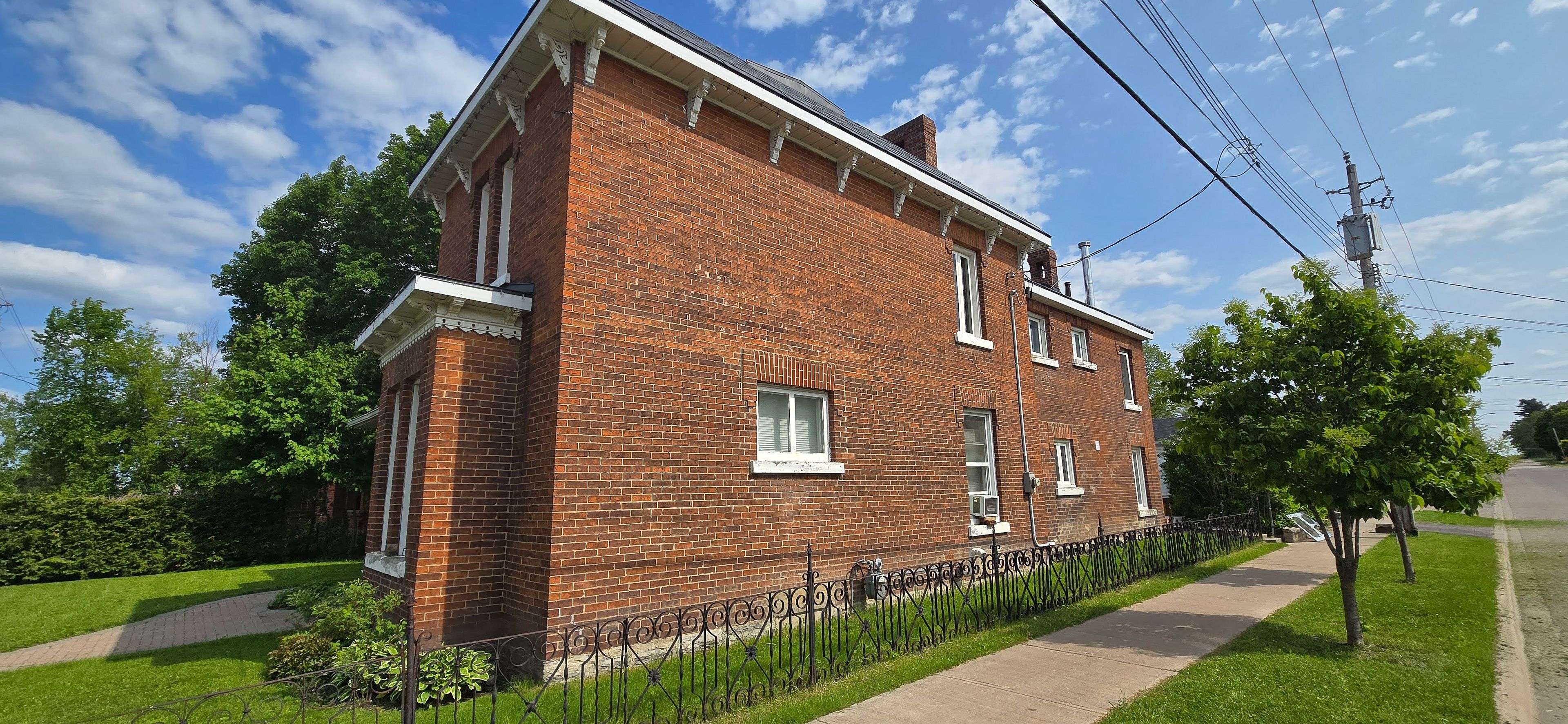Pembroke, ON K8A 5N9,500 Pembroke ST W