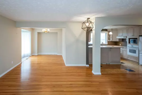 Calgary, AB T3E 3N5,2704 43 ST Southwest