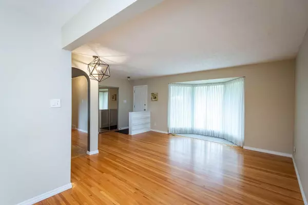 Calgary, AB T3E 3N5,2704 43 ST SW