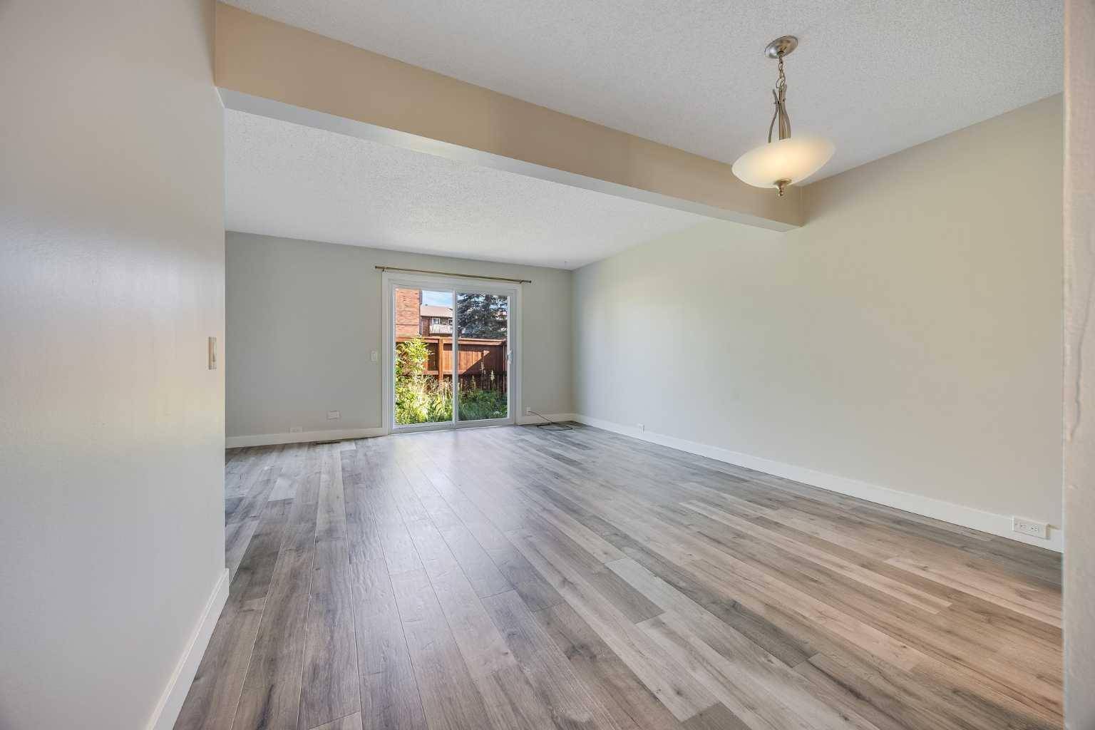Calgary, AB T2W 1H6,330 Canterbury DR SW #16