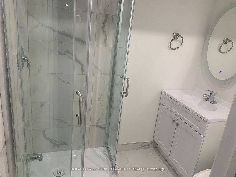 Newmarket, ON L3Y 6E2,371 Selby CRES