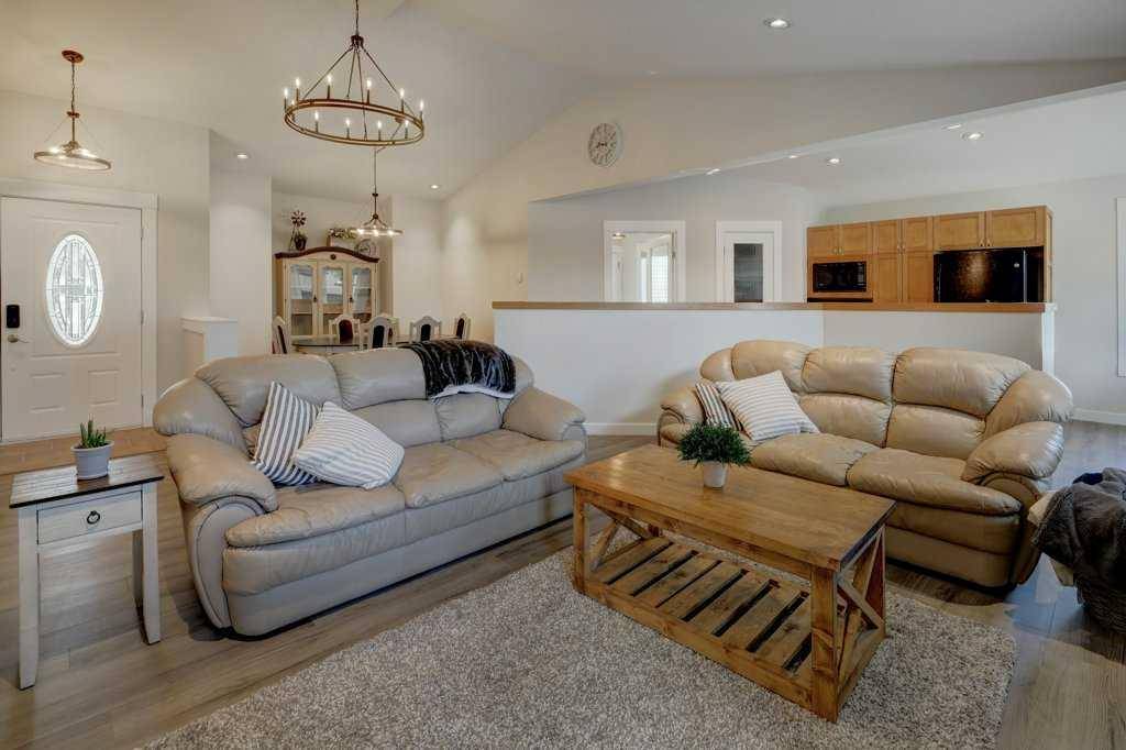 Crossfield, AB T0M 0S0,35 Collins CRES