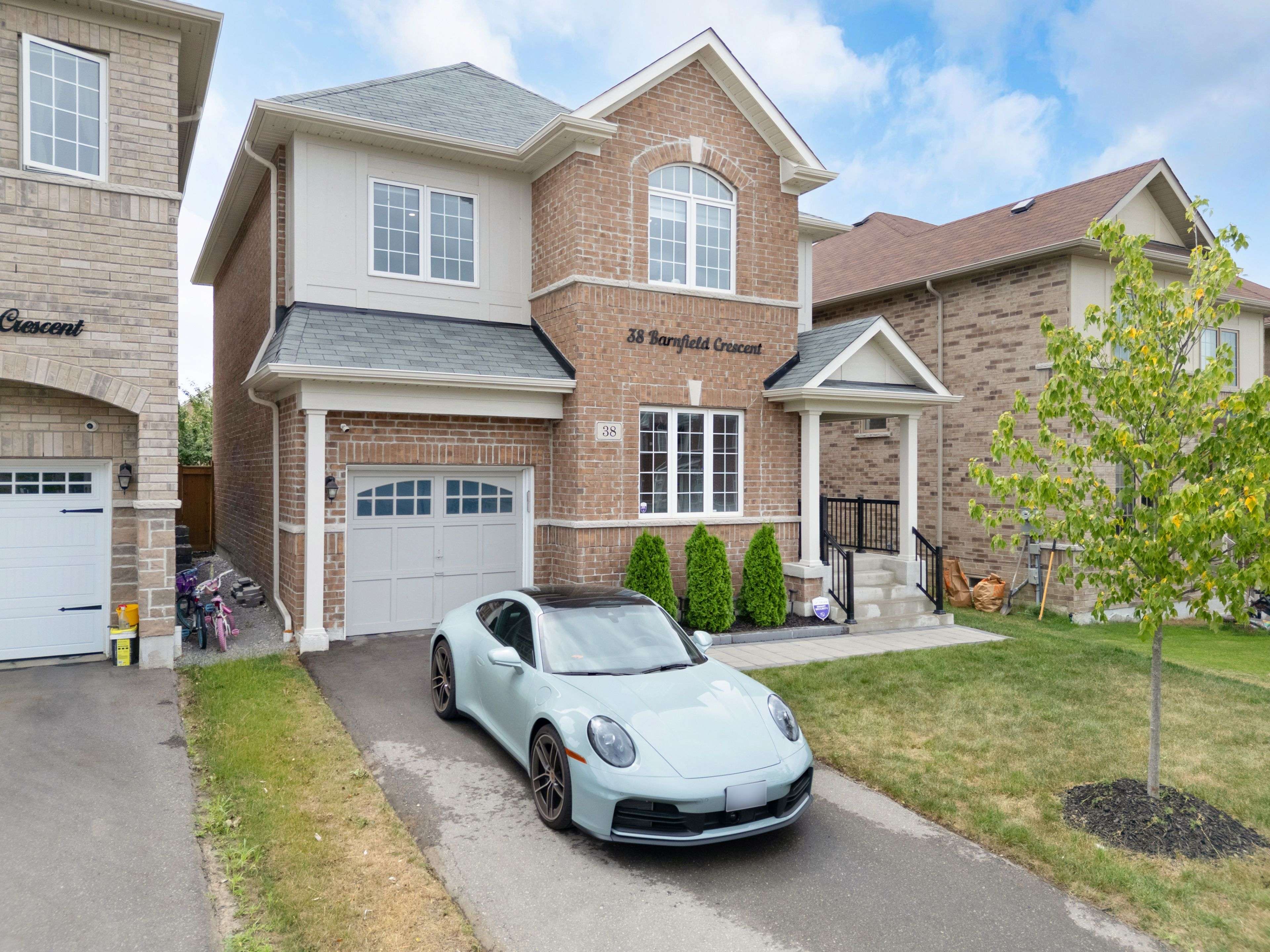 38 Barnfield CRES, Ajax, ON L1Z 0T3