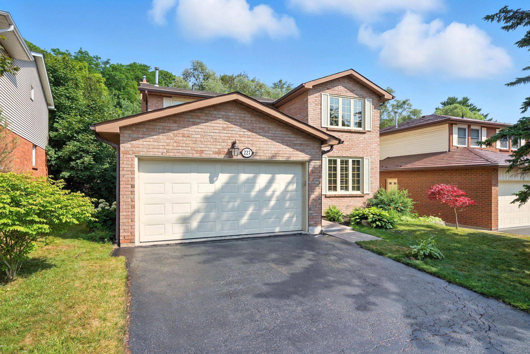 Oshawa, ON L1G 6X7,227 Blue Heron DR