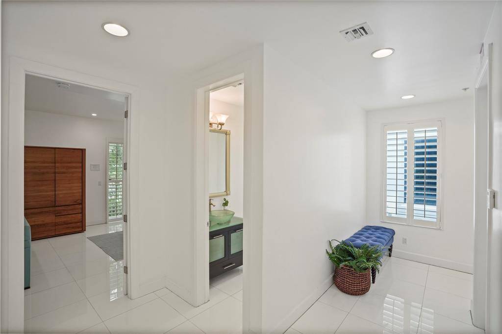 Hollywood, FL 33019,347 Oak St #B1