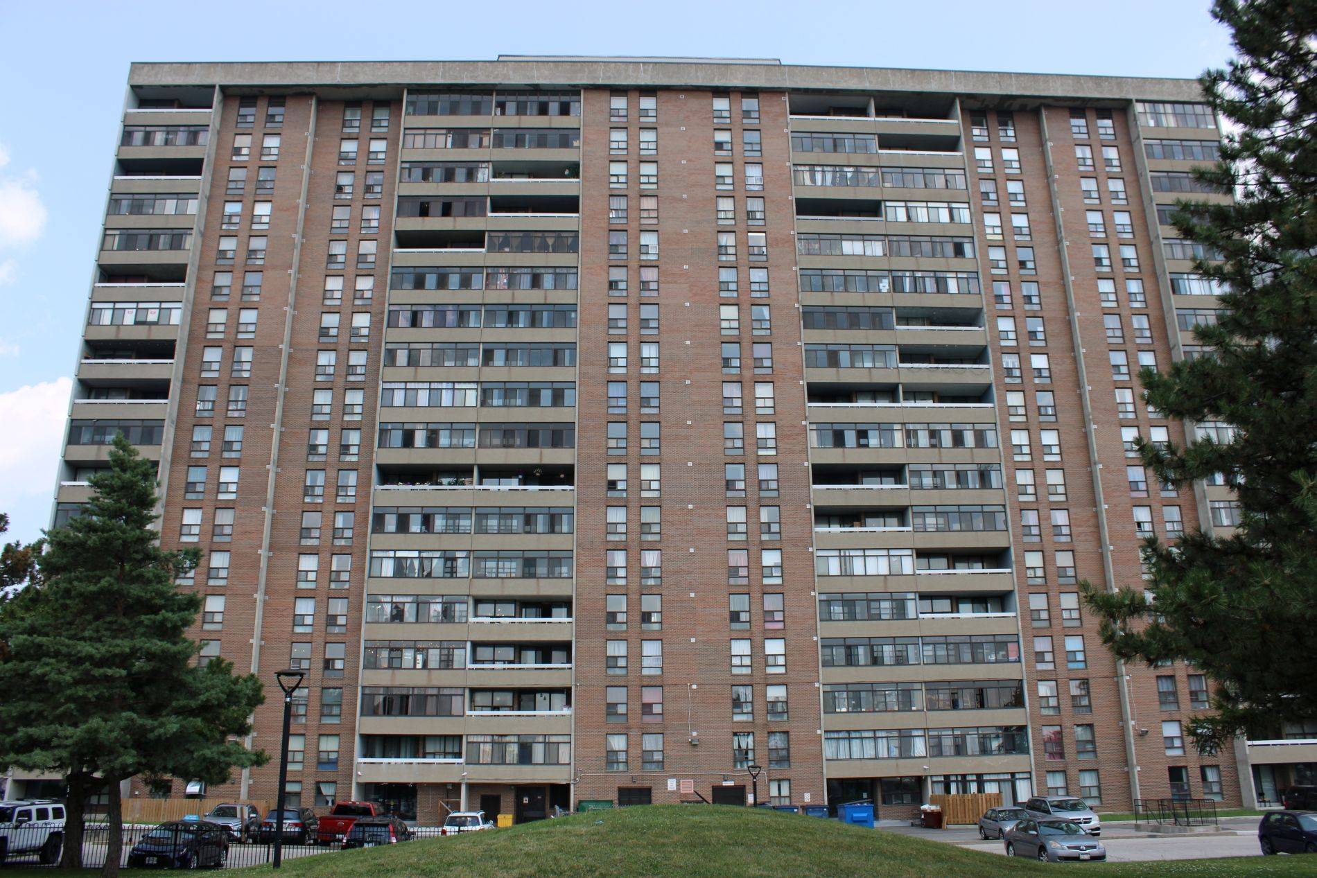 15 Kensington RD #904, Brampton, ON L6T 3W2