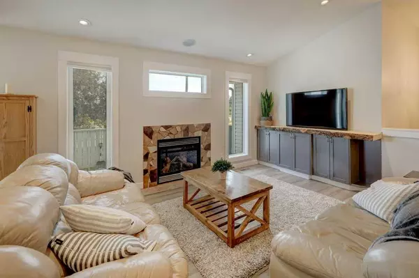 Crossfield, AB T0M 0S0,35 Collins CRES