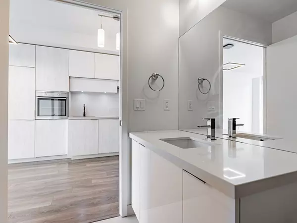 Toronto C10, ON M4P 0C1,8 Eglinton AVE E #3809