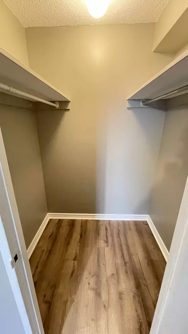 Brampton, ON L6T 3W2,15 Kensington RD #904