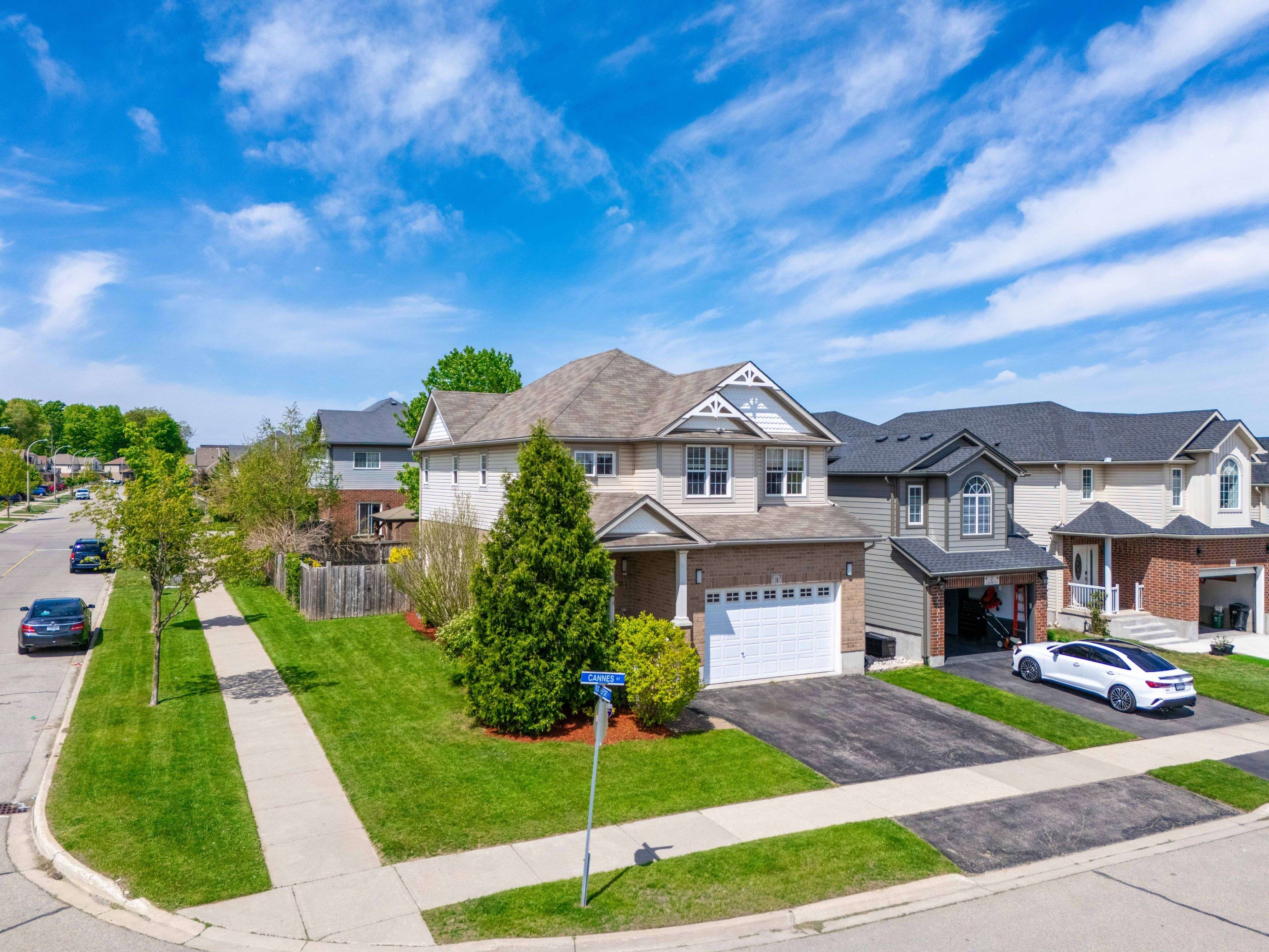Kitchener, ON N2R 1V9,3 Cannes ST