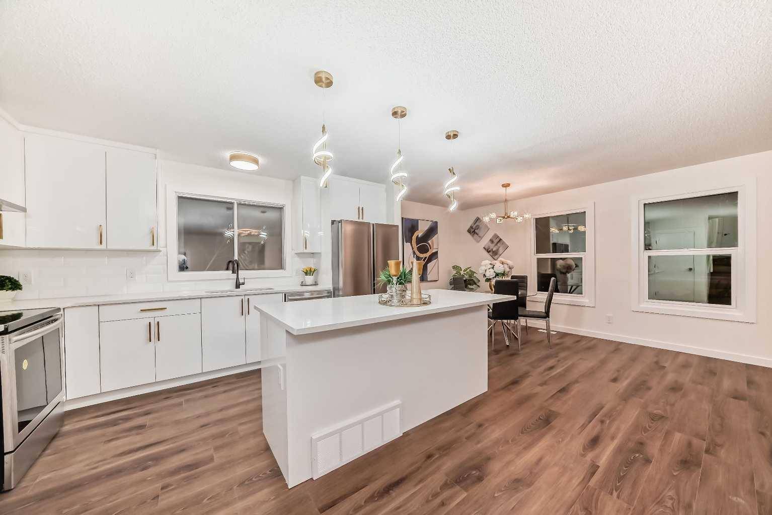 Calgary, AB T1Y 1P6,216 Whiteview RD Northeast