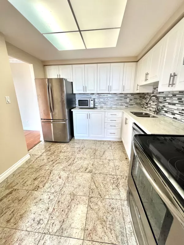 Mississauga, ON L5B 4B1,135 Hillcrest AVE #1507
