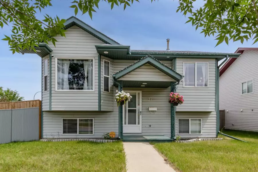 37 Keast WAY, Red Deer, AB T4P 3Z3