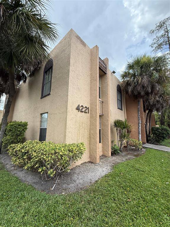 Lauderhill, FL 33313,4221 NW 19th St #276