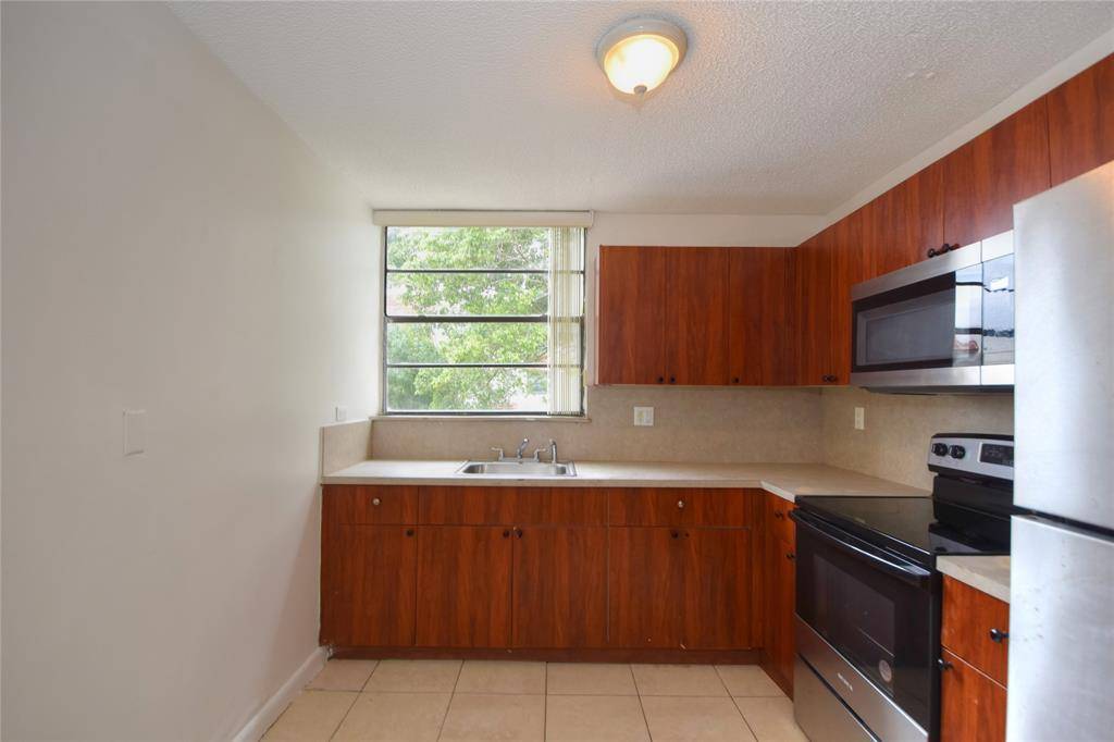 Lauderhill, FL 33313,1790 NW 55th Ave #202