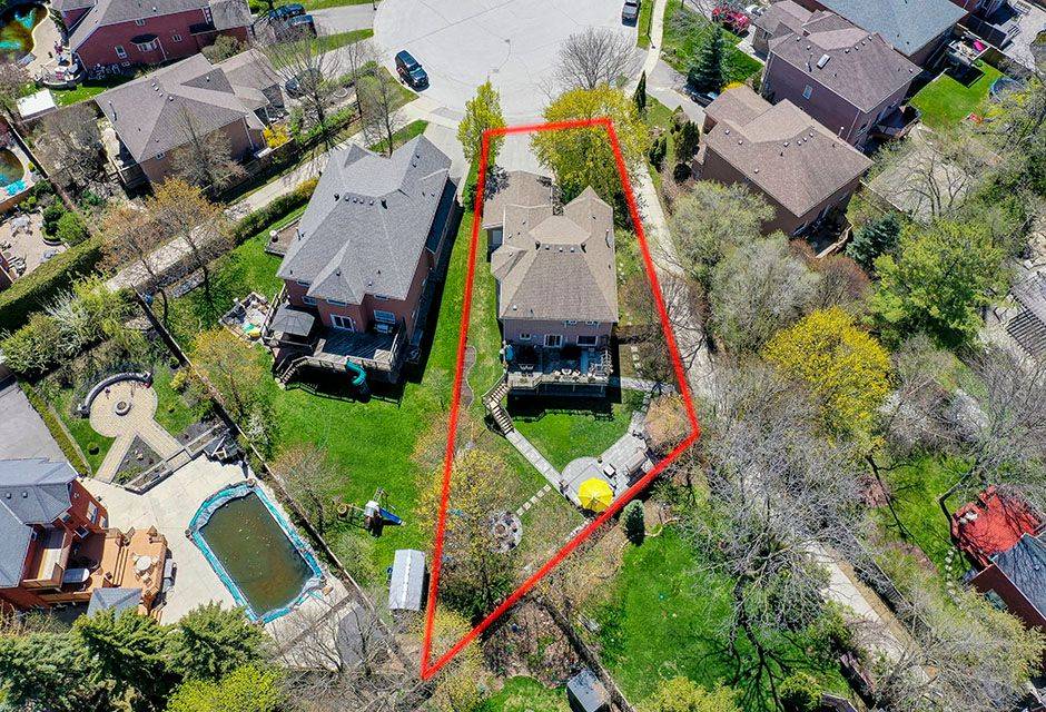 353 Meegan CT, Newmarket, ON L3X 2B7