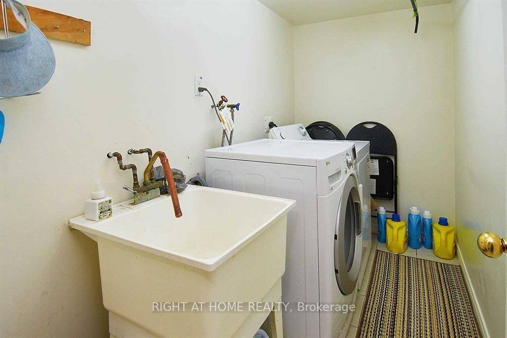 Mississauga, ON L5W 1L2,7482 Magistrate TER #upper