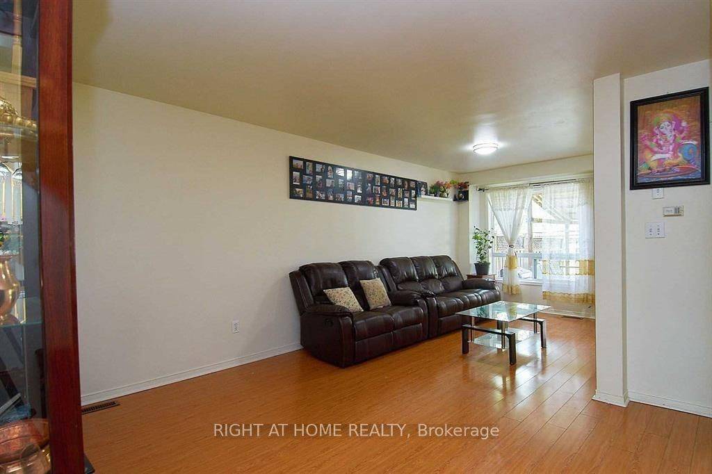 Mississauga, ON L5W 1L2,7482 Magistrate TER #upper