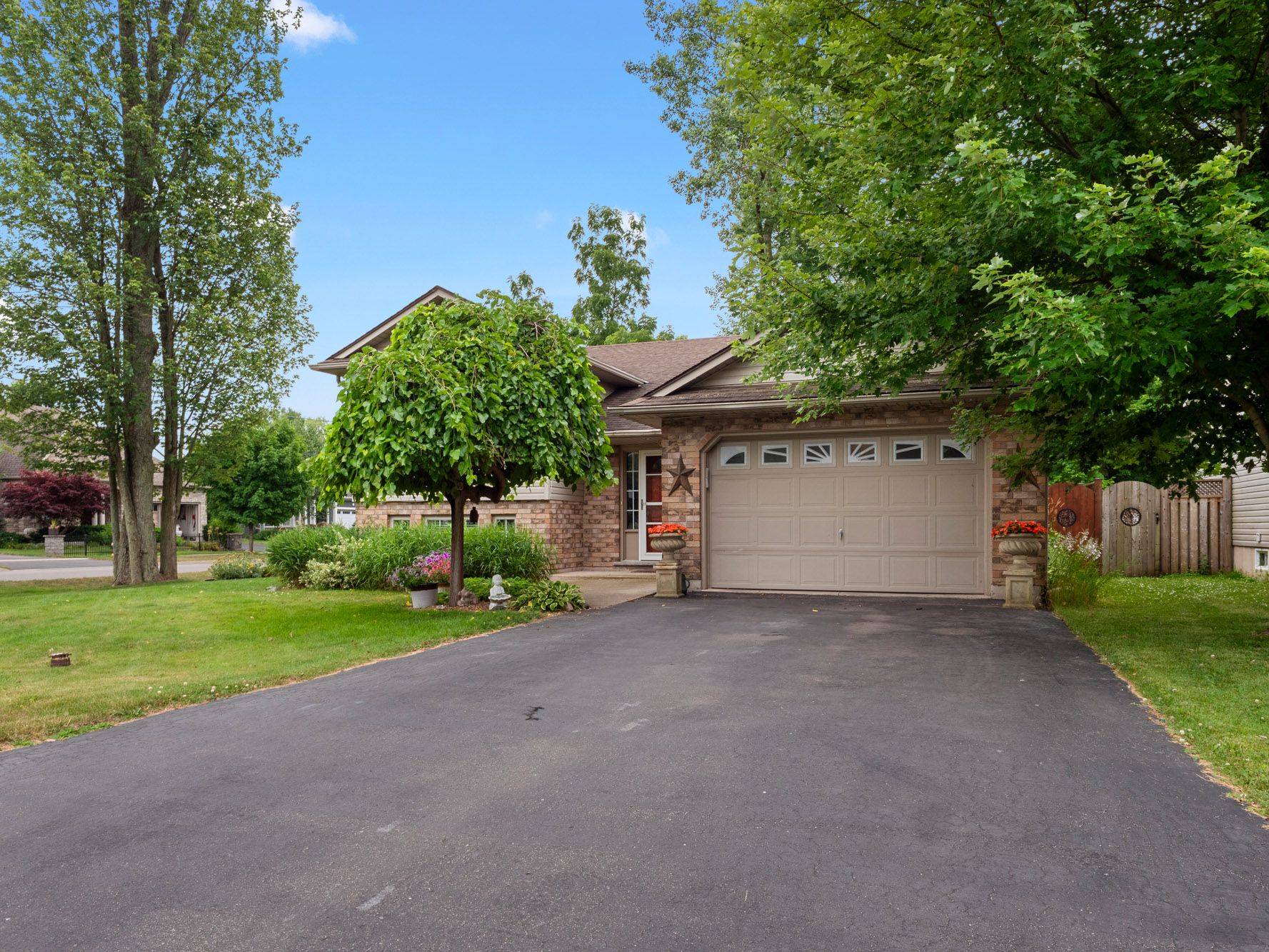Fort Erie, ON L0S 1N0,7 Rochelle CRES