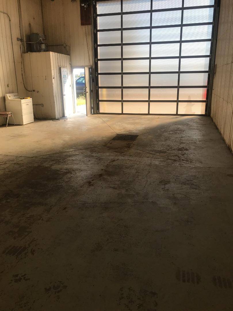 Whitecourt, AB T7S 2A1,6406 50 AVE #BAY 5