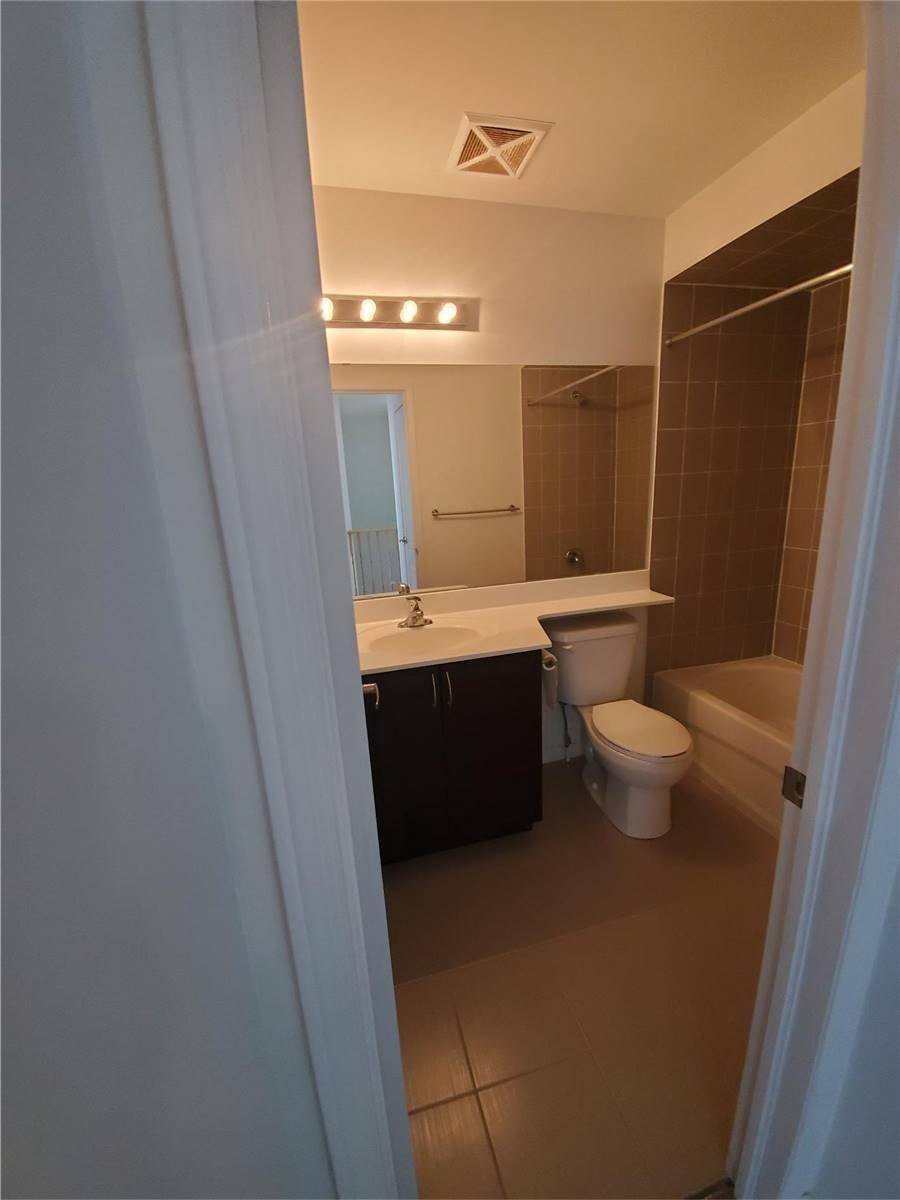 Oakville, ON L6H 0J1,47 Hays BLVD #4