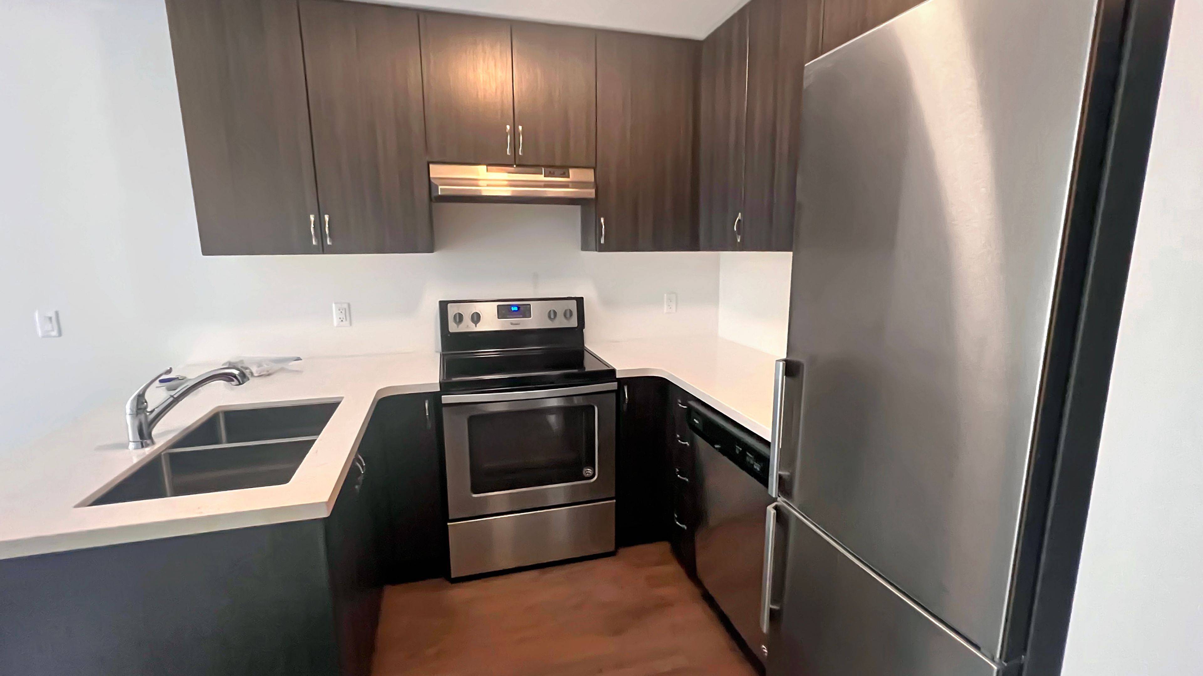 Aurora, ON L4G 3G5,300 Alex Gardner CIR #43