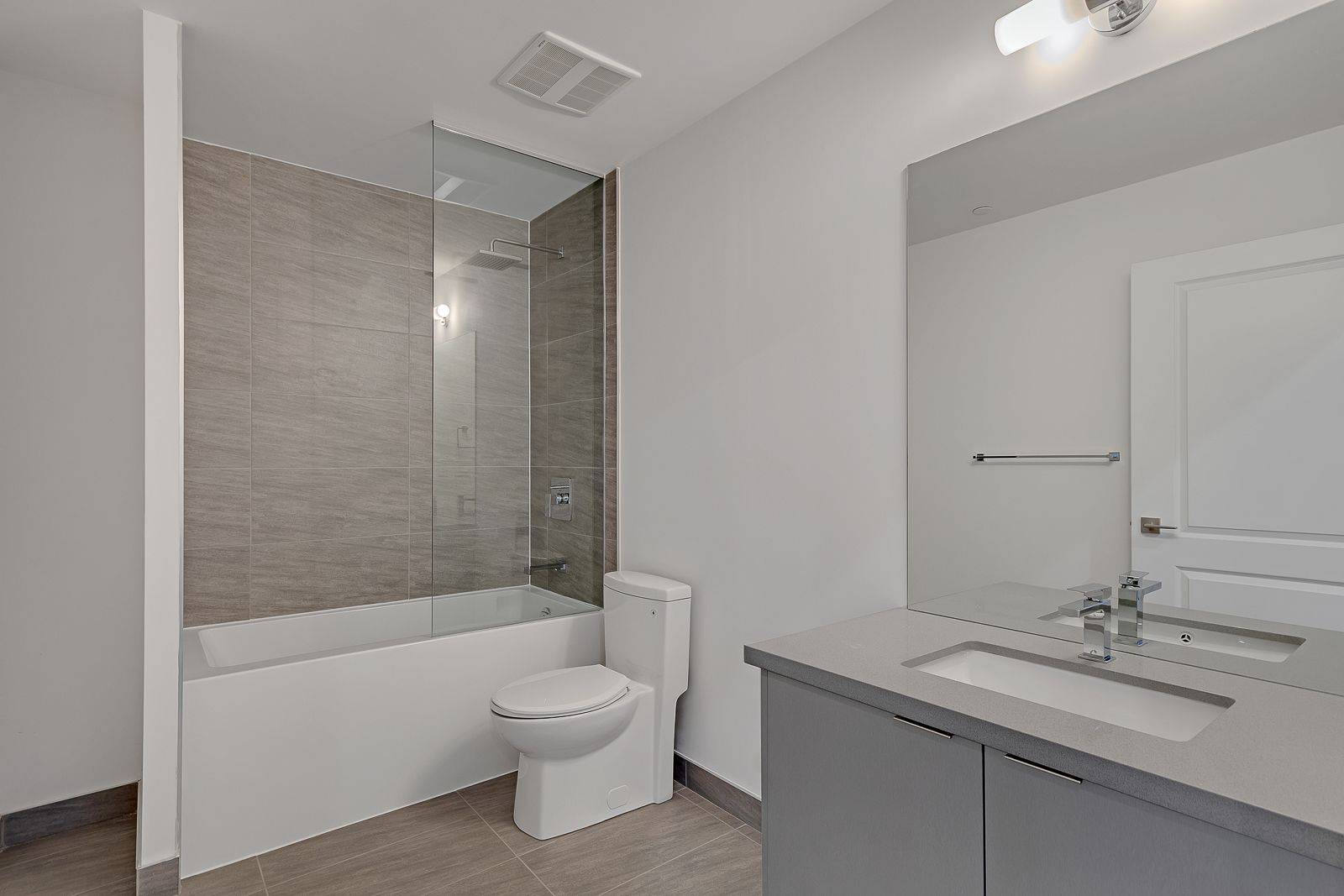 Oakville, ON L6H 3R6,297 Oak Walk DR #421