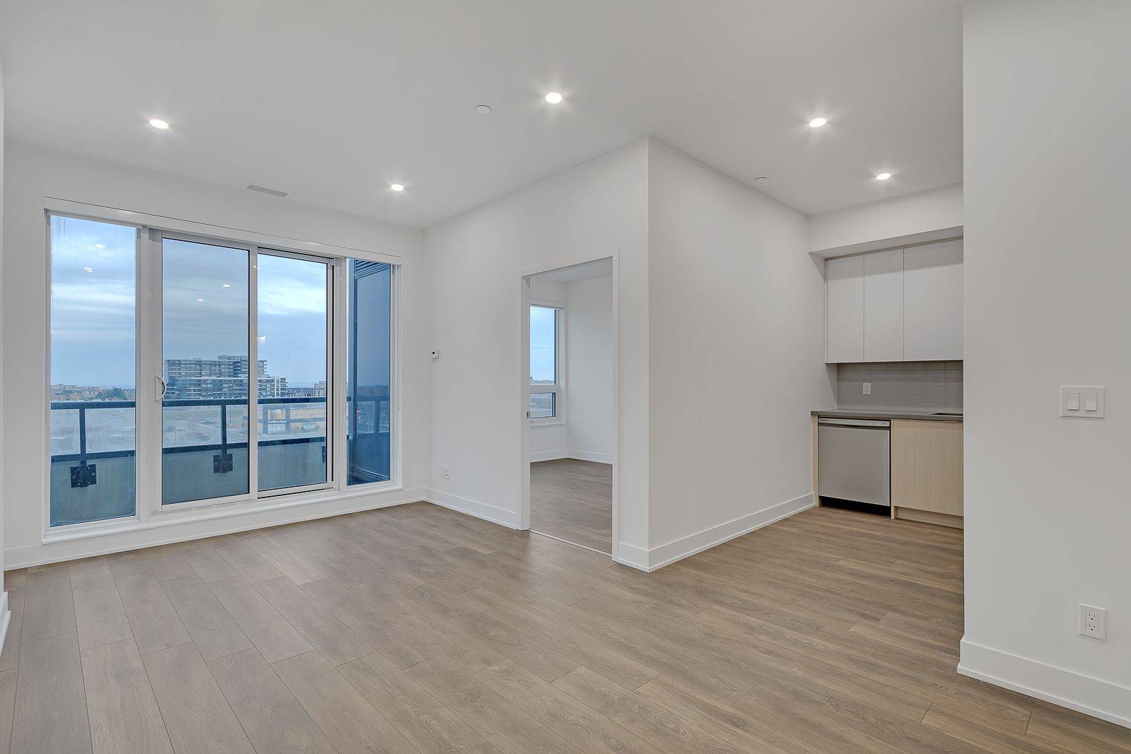 Oakville, ON L6H 3R6,297 Oak Walk DR #421
