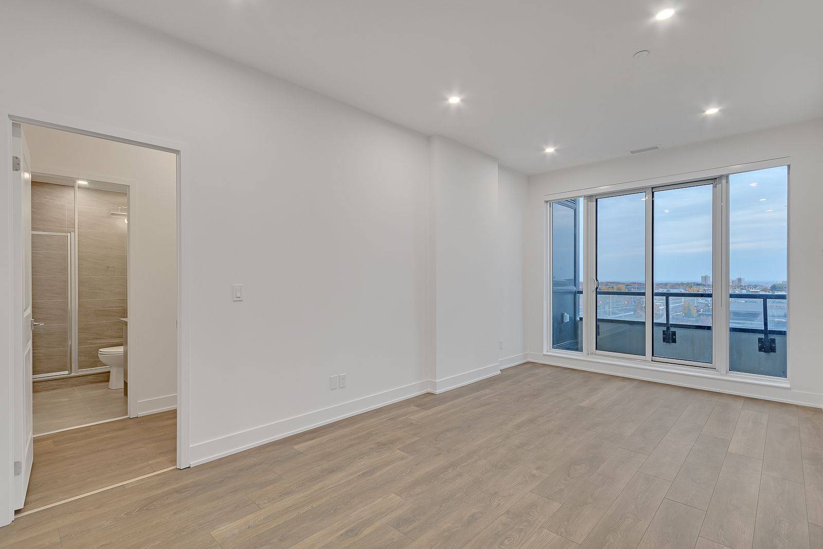 Oakville, ON L6H 3R6,297 Oak Walk DR #421