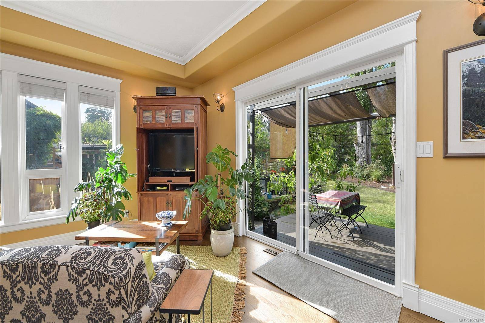 Saanich, BC V8X 3E6,882 Canterbury Rd