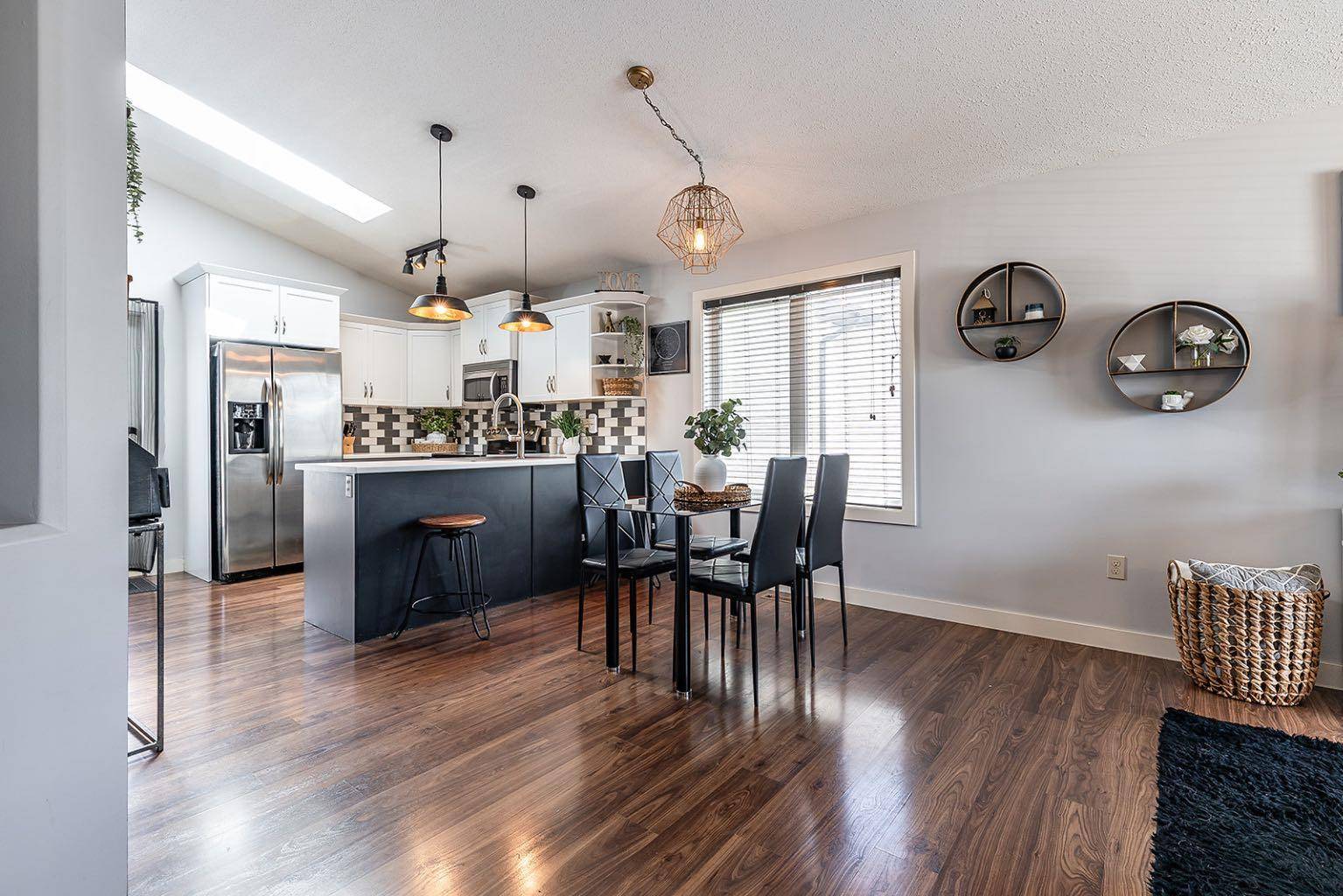 Medicine Hat, AB T1B0G7,141 Somerset RD Southeast