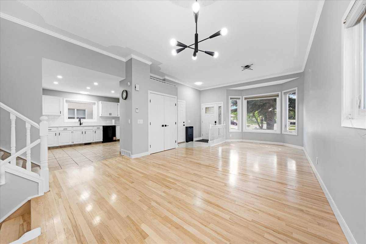 Calgary, AB T3K 3V1,304 Sandpiper CIR NW