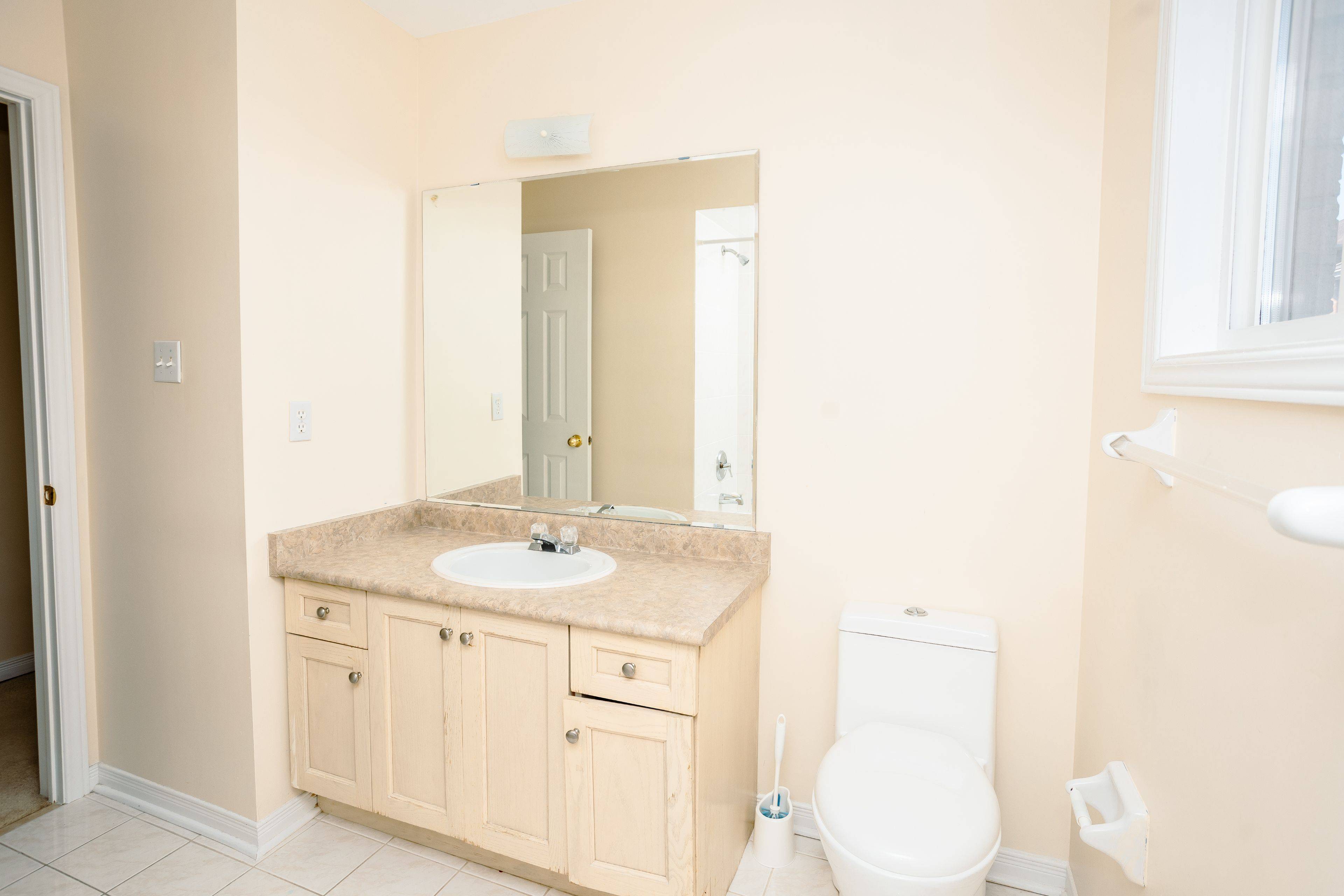 Newmarket, ON L3X 2R3,384 Flagstone WAY