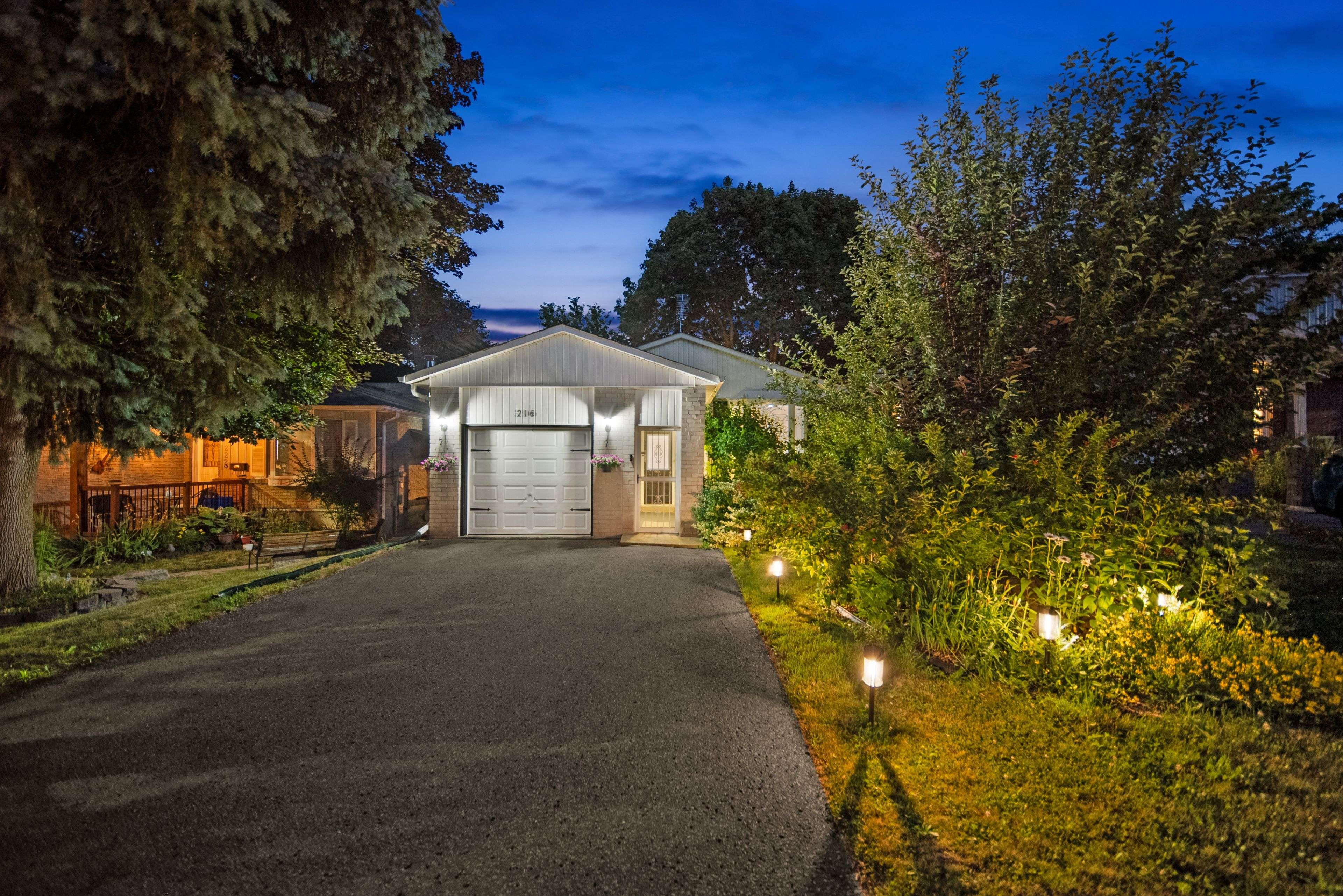 Newmarket, ON L3Y 5M5,216 Robinson DR