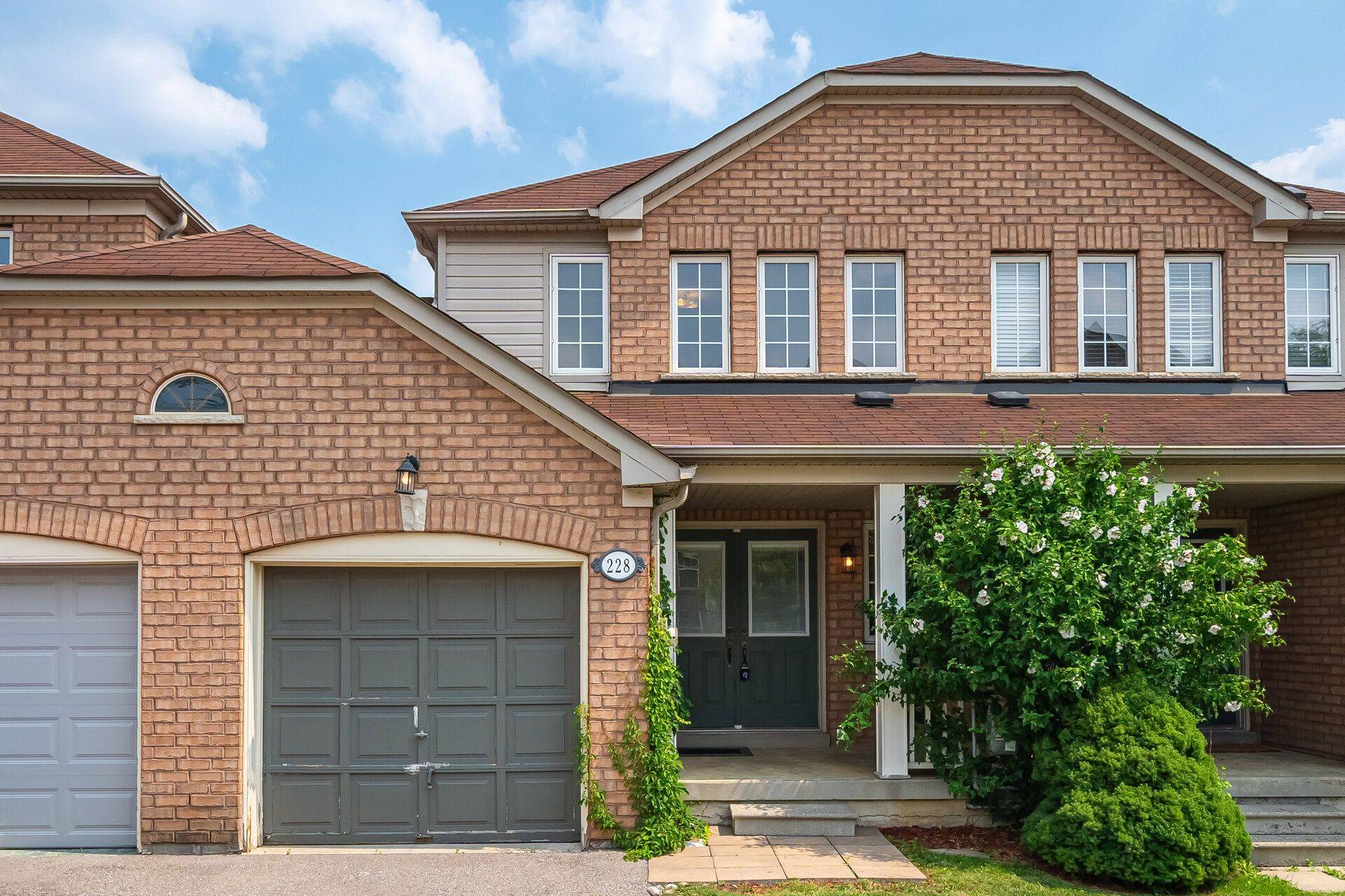 Milton, ON L9T 6B9,228 HAMPSHIRE WAY