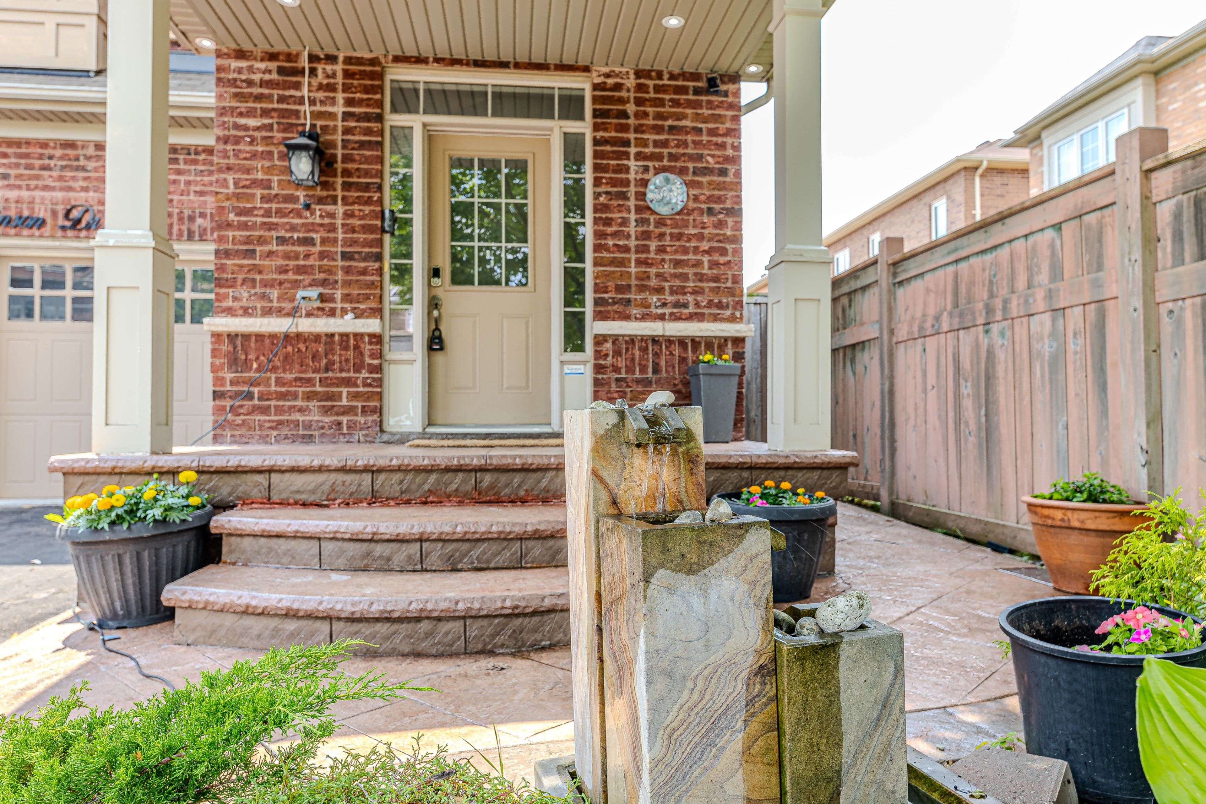 Brampton, ON L6Y 2M7,29 George Robinson DR E