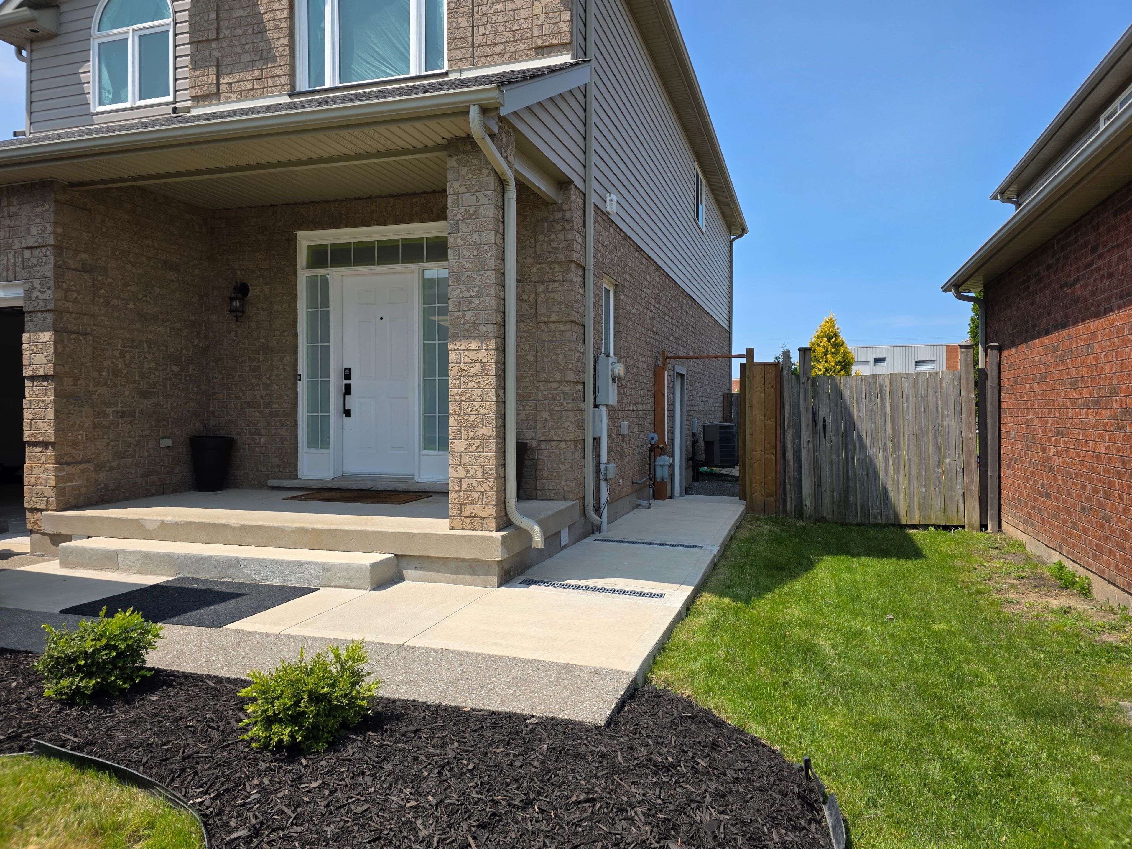 Niagara Falls, ON L2H 3J7,8383 Heikoop CRES #Lower Level