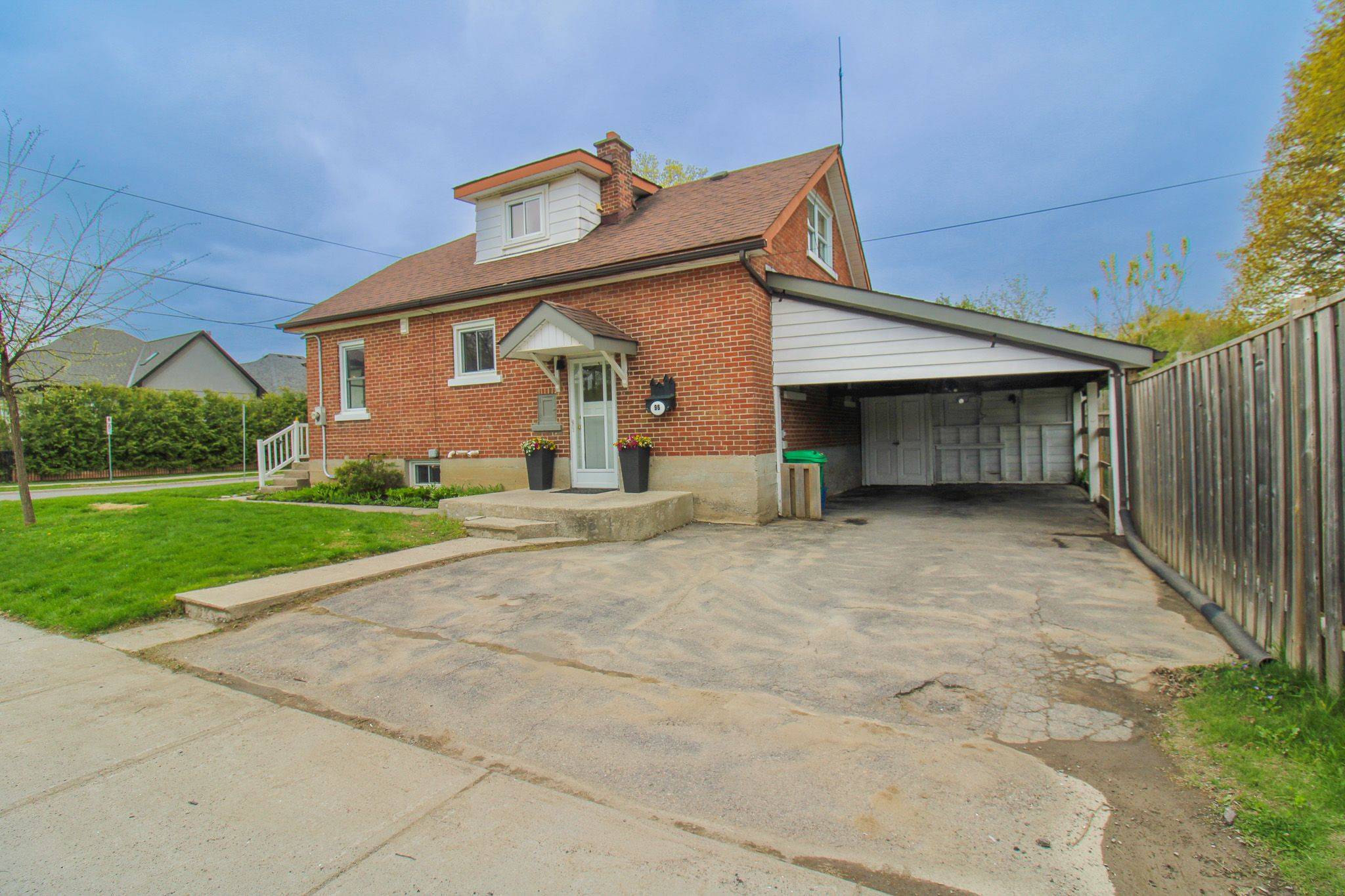 Peterborough South, ON K9J 1W9,96 Montgomery ST