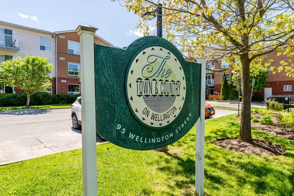 Clarington, ON L1C 5A1,95 Wellington ST #313