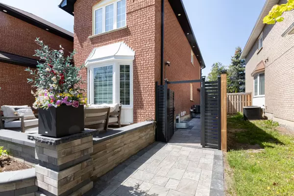 Whitby, ON L1R 2B4,10 Emmett PL E #Lower
