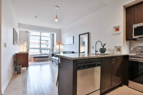 1135 Royal York RD #814, Toronto W08, ON M9A 0C3