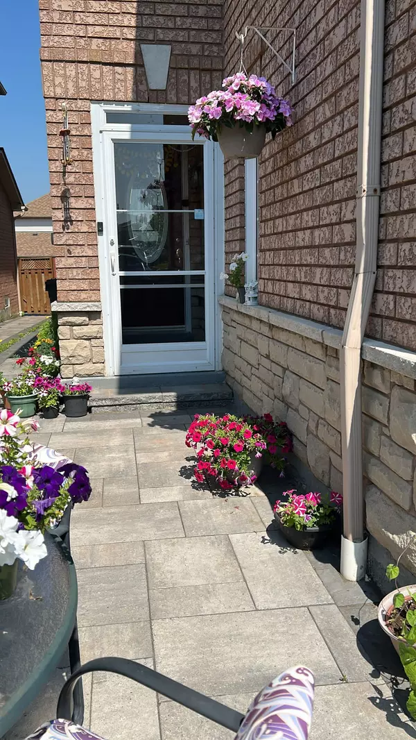 Mississauga, ON L5V 2N4,1123 Foxglove PL