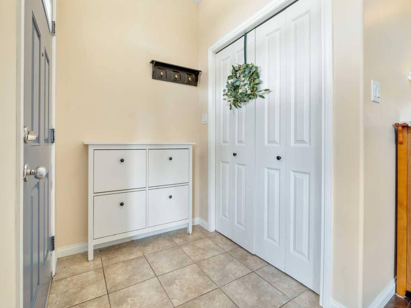Lethbridge, AB T1J 4C1,512 Silkstone CRES West