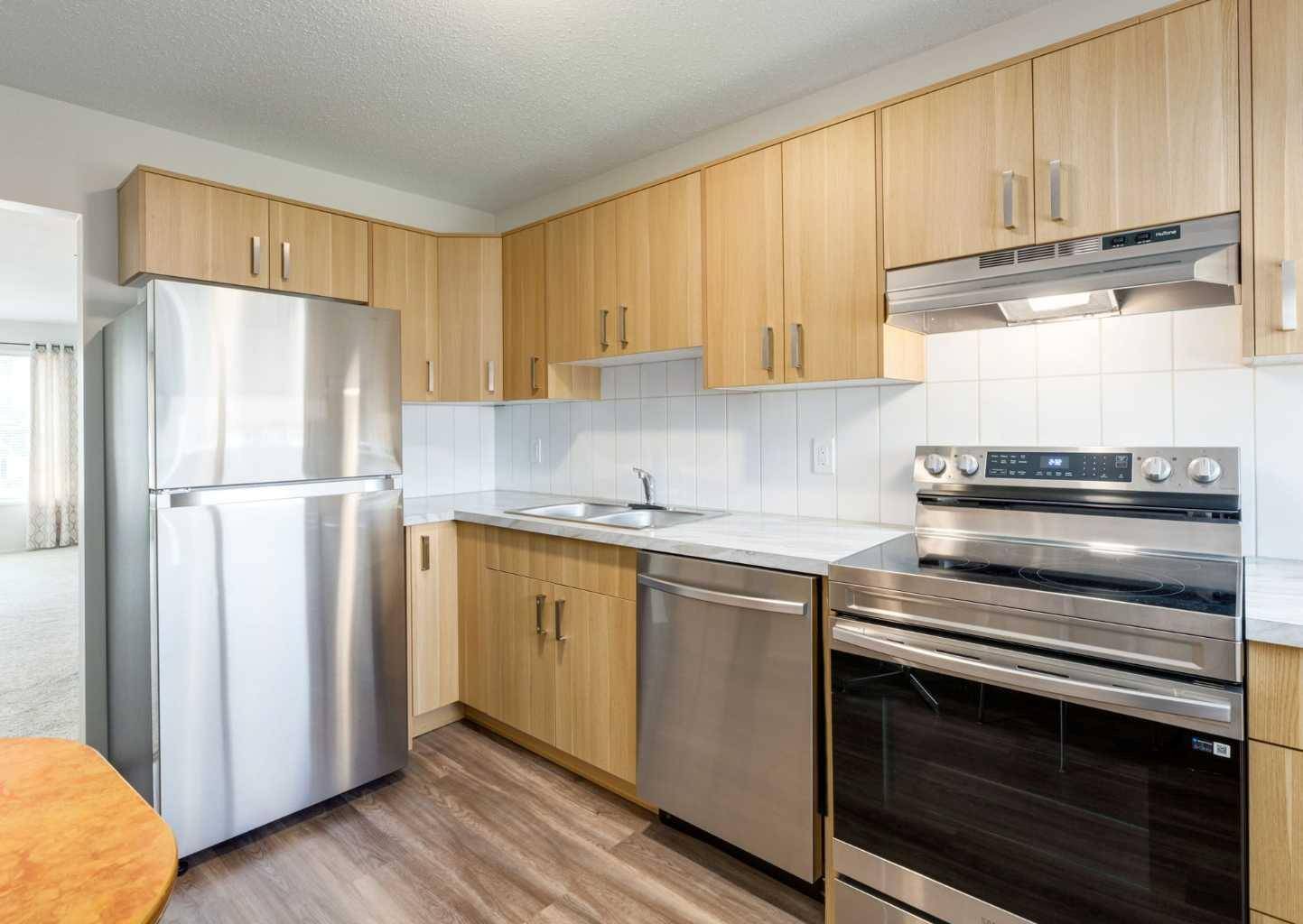 Calgary, AB T1Y 3P1,4914 44 AVE NE