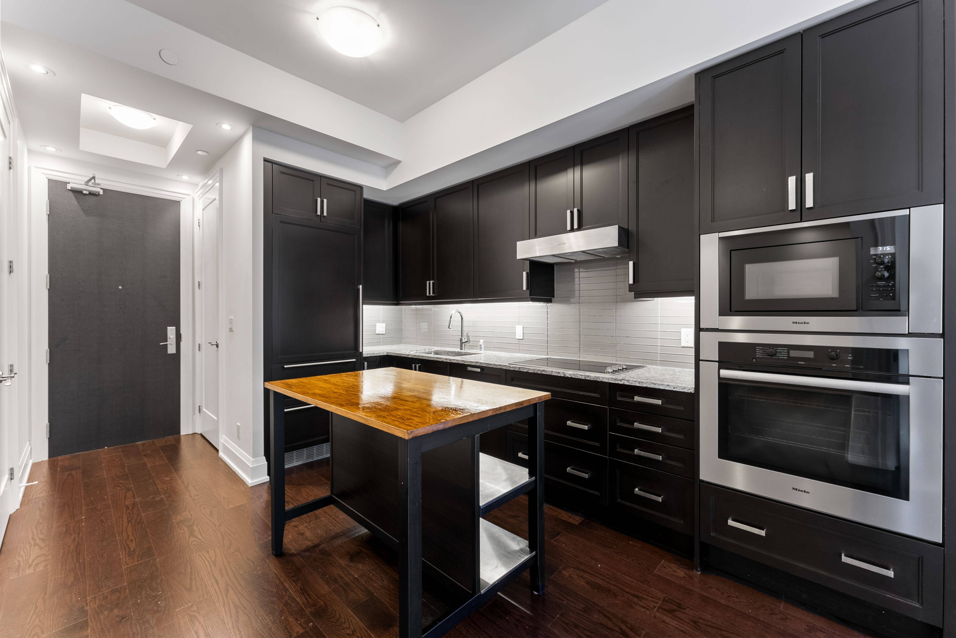 Markham, ON L3R 1S4,20 Fred Varley DR #212