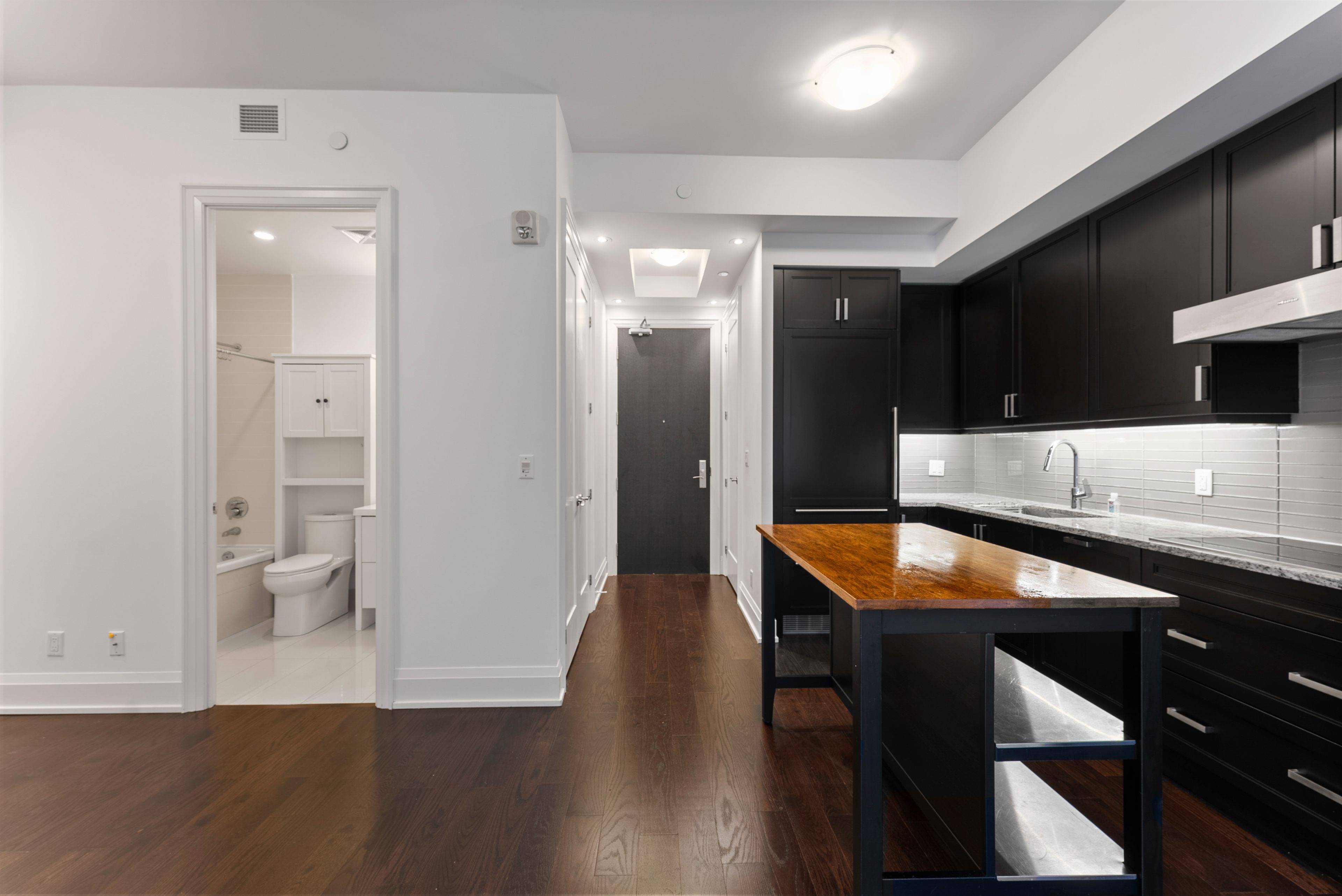 Markham, ON L3R 1S4,20 Fred Varley DR #212