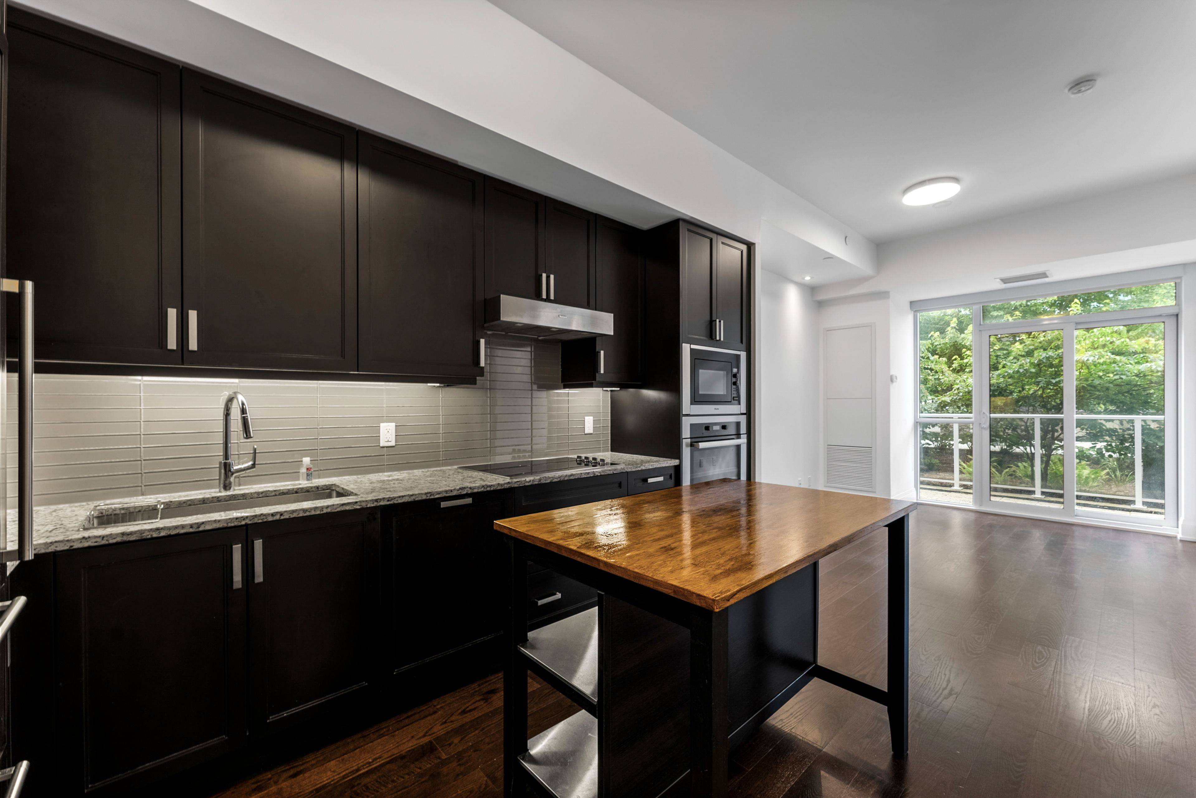 Markham, ON L3R 1S4,20 Fred Varley DR #212