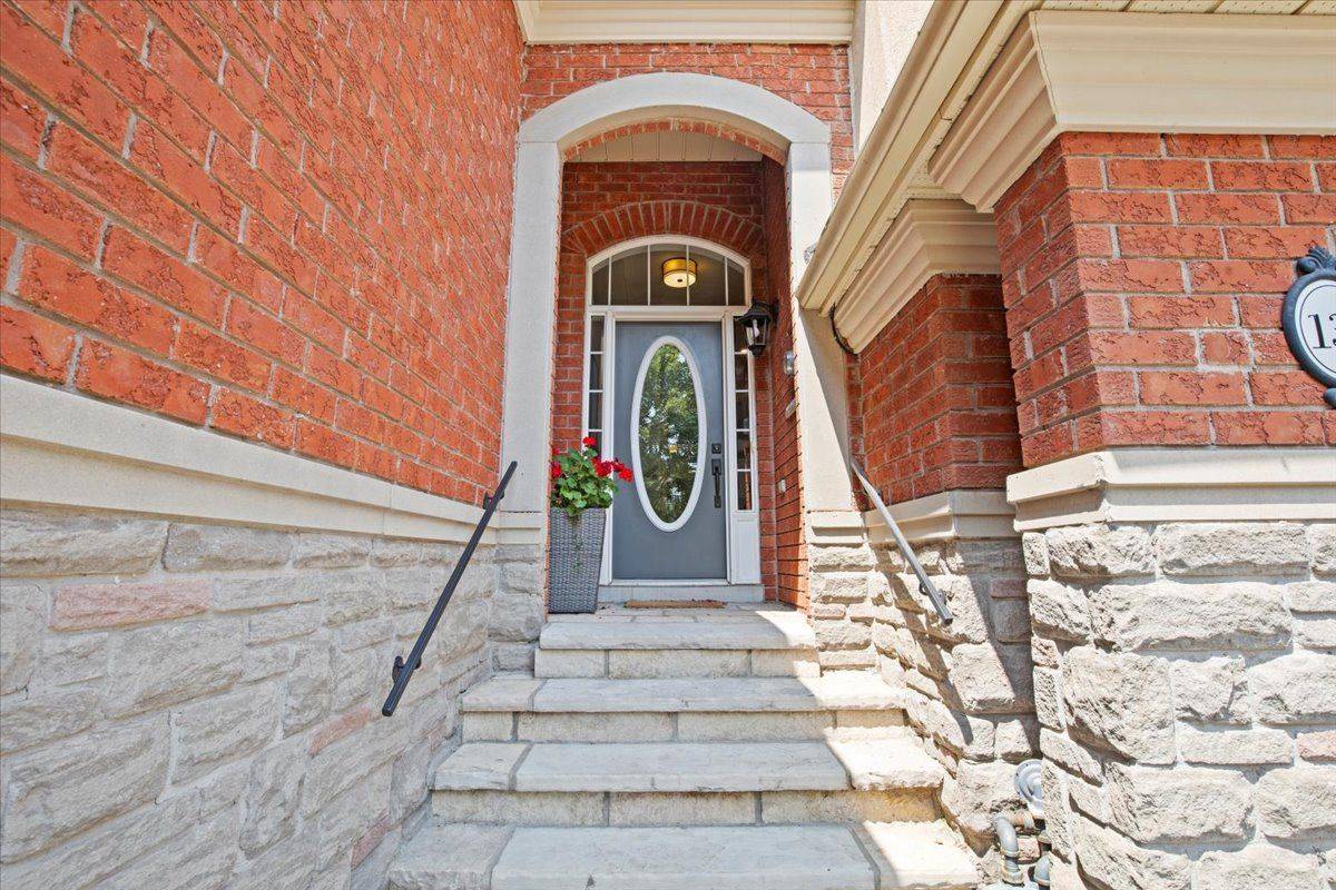 Oakville, ON L6L 6T4,135 Tawny CRES