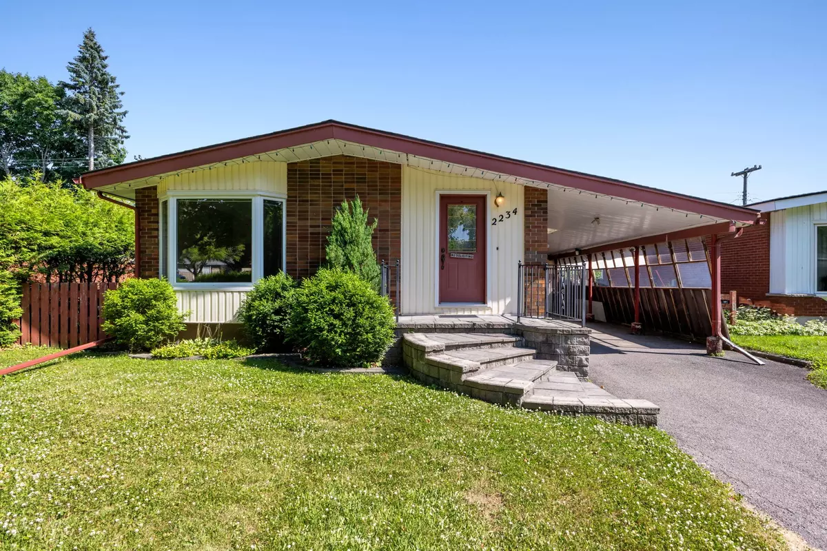 Elmvale Acres And Area, ON K1G 2V7,2234 Bingham ST