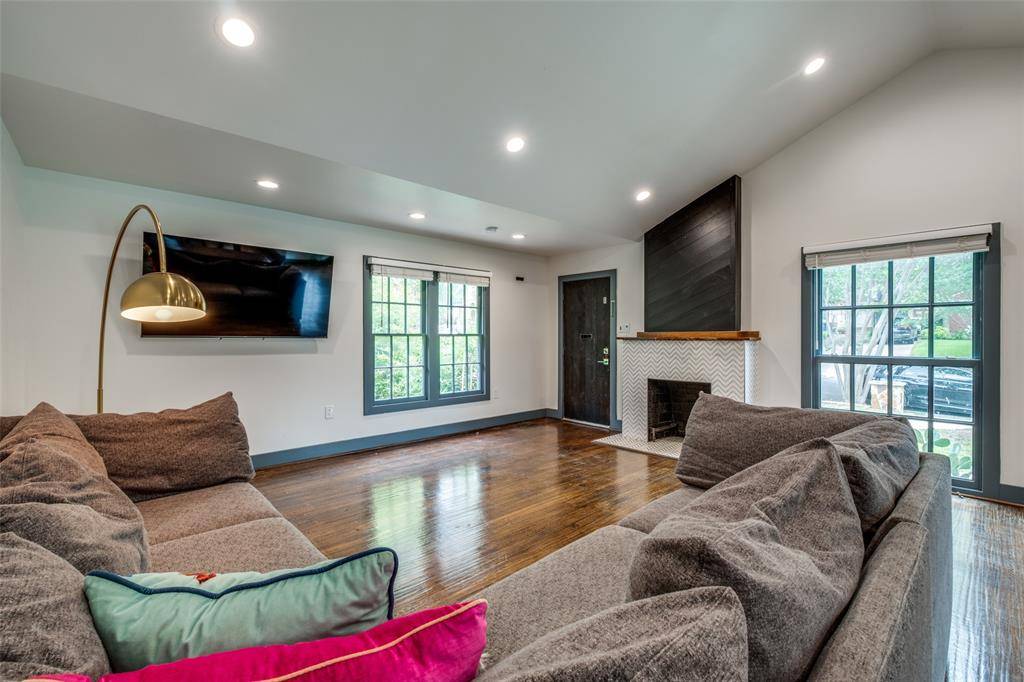 Dallas, TX 75223,6922 San Mateo Boulevard
